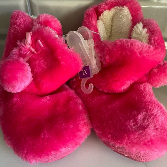 NWT girls pink fuzzy slipper boots 11 12 toddler - Picture 1 of 4